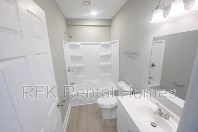 Building Photo - 2226 Langley Ave