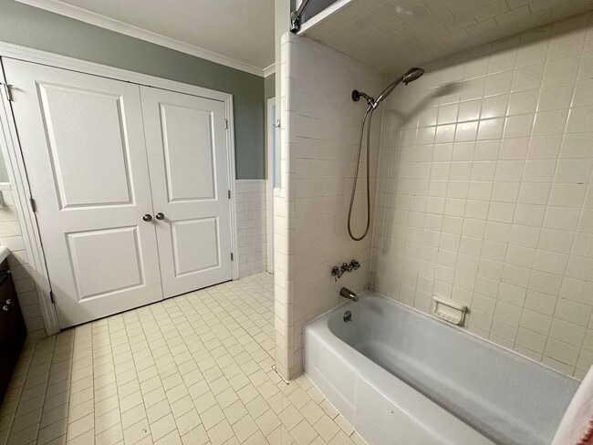 Building Photo - Spacious 2 Bedroom