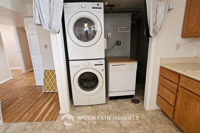 Building Photo - 9889 S Poppy Ln