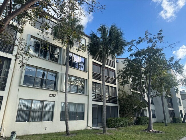 Building Photo - 2312 S Cypress Bend Dr