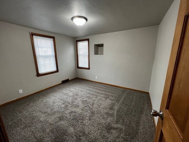 Building Photo - Prime Appleton Location - Available March 1st