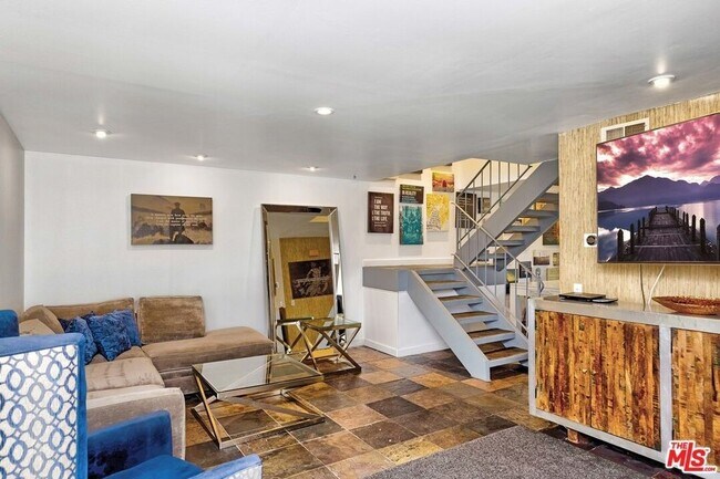 Building Photo - Furnished 3 Bed in Indian Canyon Villas