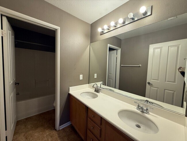 Building Photo - Beautiful Home in the Heart of Perris