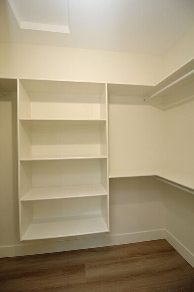 Building Photo - 4660-4660 SW Fairvale Ct