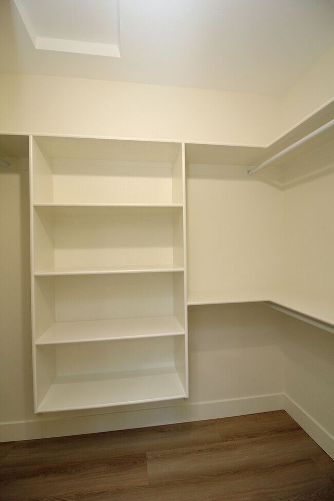 Building Photo - 4660-4660 SW Fairvale Ct
