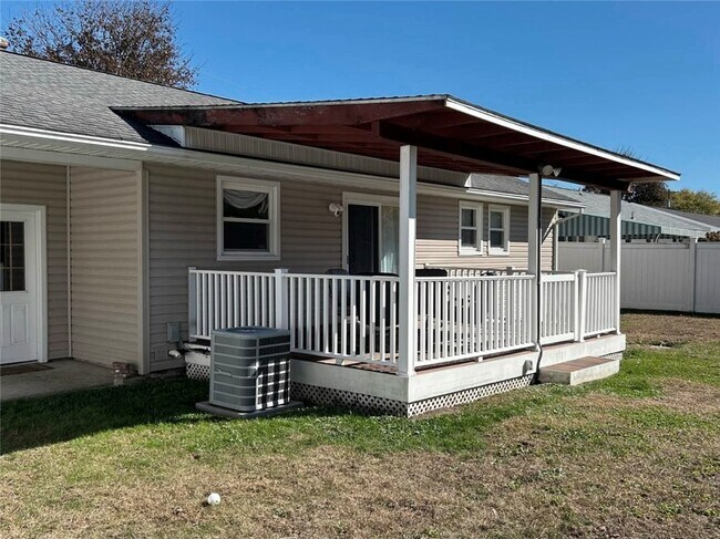 Building Photo - 406 Sharr Ave