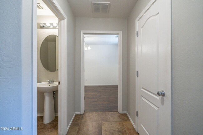 Building Photo - 2873 E Bart St