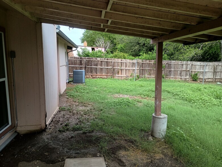 Building Photo - Room in House on Bounty Dr