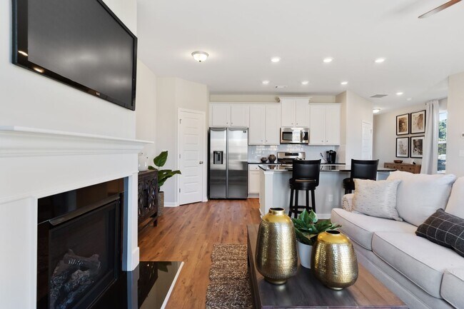 Building Photo - 3 BEDROOM TOWNHOME IN OAKWOOD! Rabun Floorplan