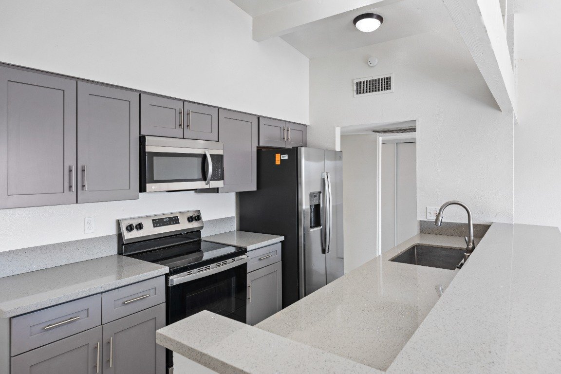 Building Photo - 221 Milinane Dr