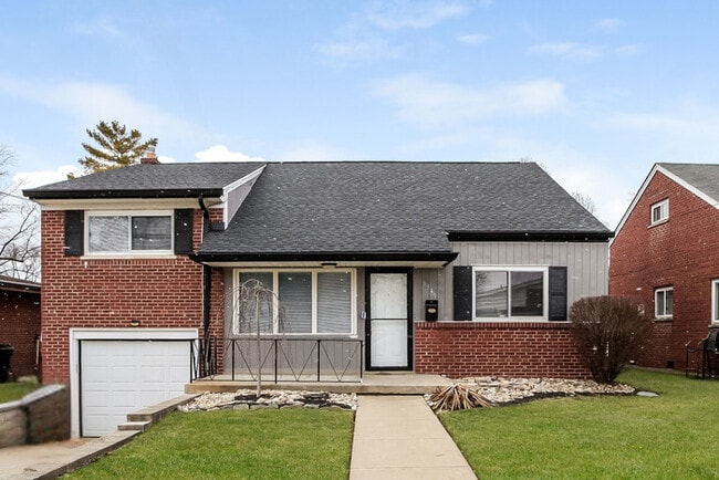 Primary Photo - 3349 Greenway Ave