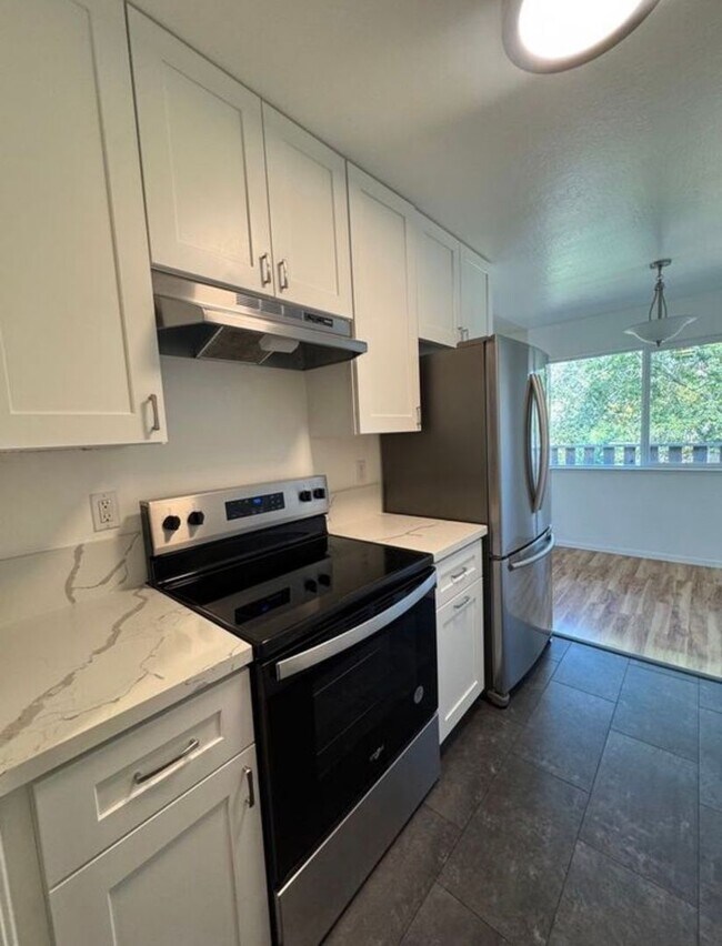 Building Photo - 455 Plum St