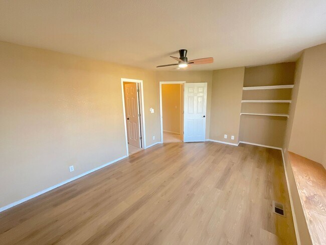 Building Photo - 5 Bedroom Home Available Near Rangewood Dr & Vickers Dr!