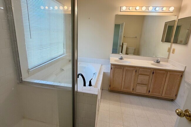 Building Photo - 14614 Stream Pond Dr