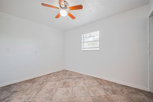 Building Photo - 227 N Austin Dr