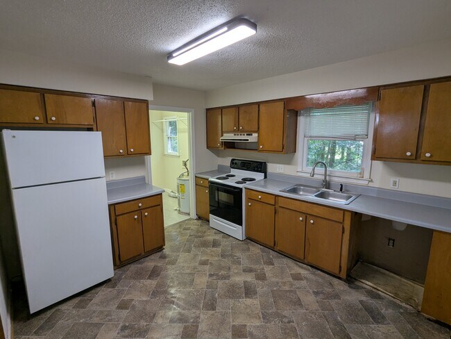 Building Photo - 325 Reeceburg Rd SE