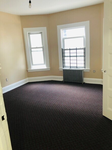 Building Photo - 9524 Van Wyck Expy