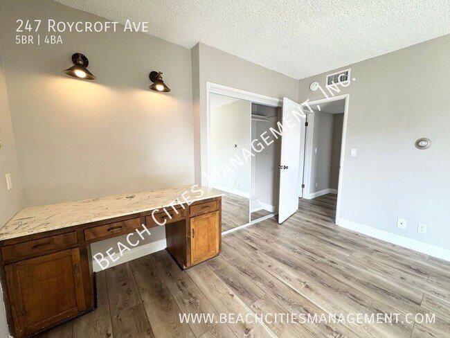 Building Photo - 247 Roycroft Ave