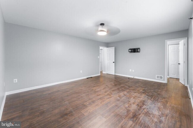 Building Photo - 5285 Stowe Ln