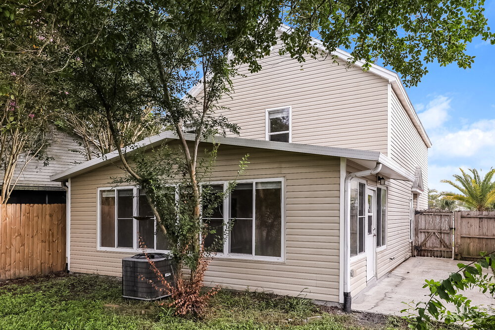 Building Photo - 653 Staffordshire Dr E