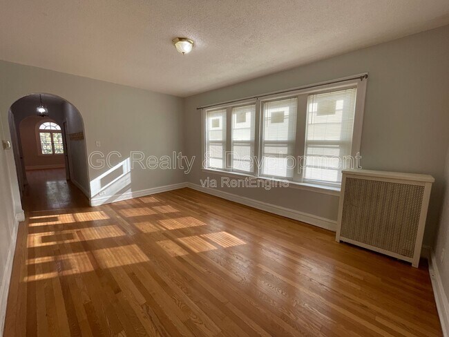 Building Photo - 7512 N Claremont Ave