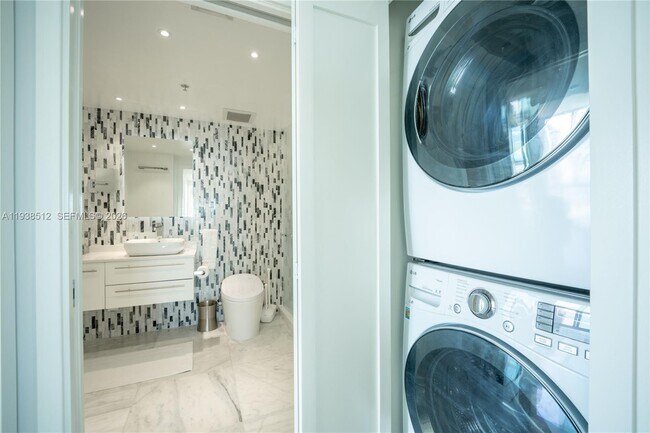 Building Photo - 335 S Biscayne Blvd