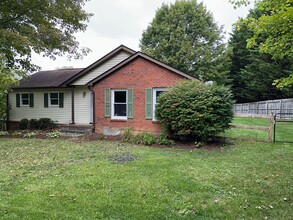 Building Photo - Updated 3 Bedroom 2.5 Bath Home on Hardwoo...