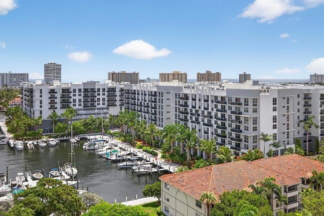Building Photo - 3200 Port Royale Dr N
