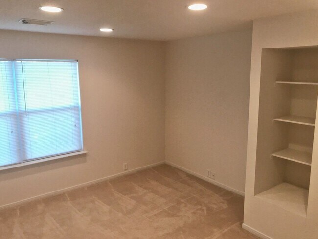 Building Photo - 17406 Hoover Gardens Dr