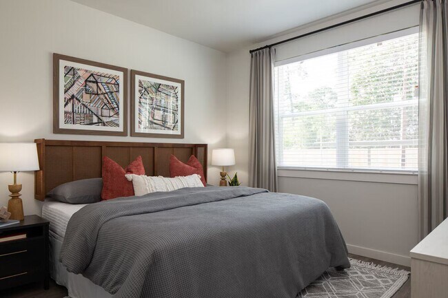 Building Photo - Live Modern + Save Big!