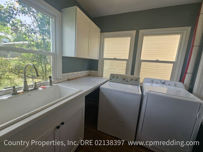 Building Photo - Available Now! Downtown 3-Bedroom with Old World Charm and Modern Amenities!