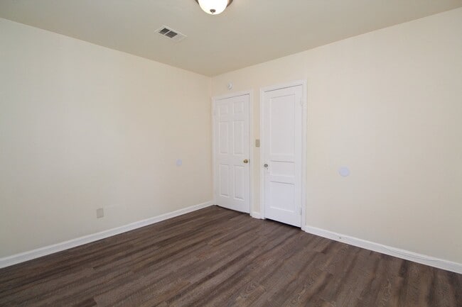 Building Photo - 2BR Cottage Home with LVP Flooring Throughout, Bonus Sunroom, Covered Parking & Low-Maintenance L...