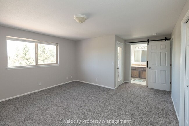 Building Photo - Beautiful Townhome with new paint, carpet ...