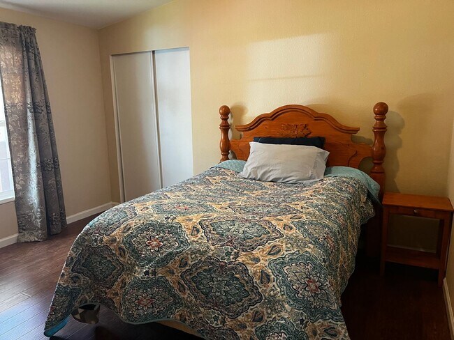 Building Photo - Spacious 3 bed/2bath in Town, Month-to-Month or long term lease.