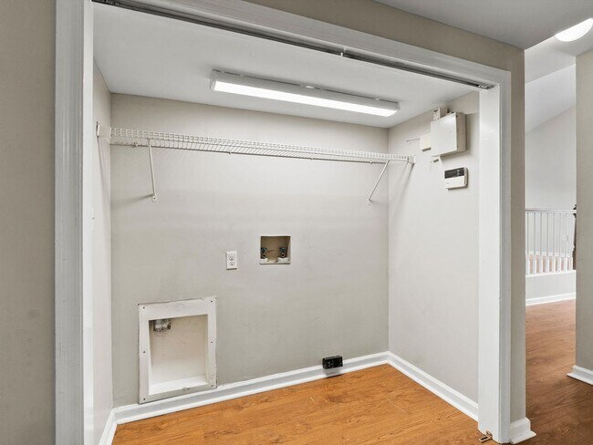 Building Photo - Fantastic Location in Madison City!