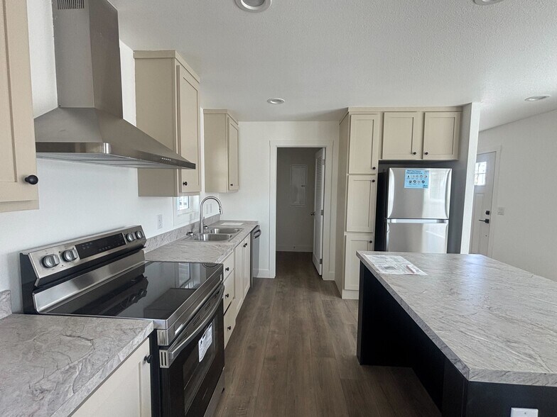 Building Photo - 2060 N Center St