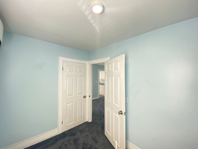 Building Photo - 9 Oak St