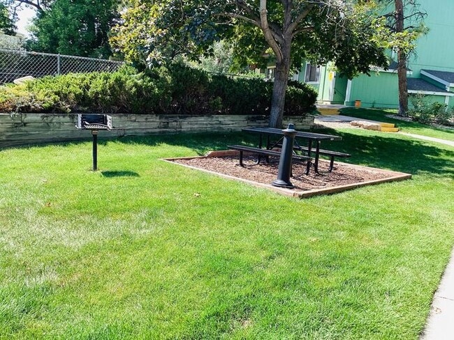 Building Photo - 2 Bed, 1 Bath Apartment!!