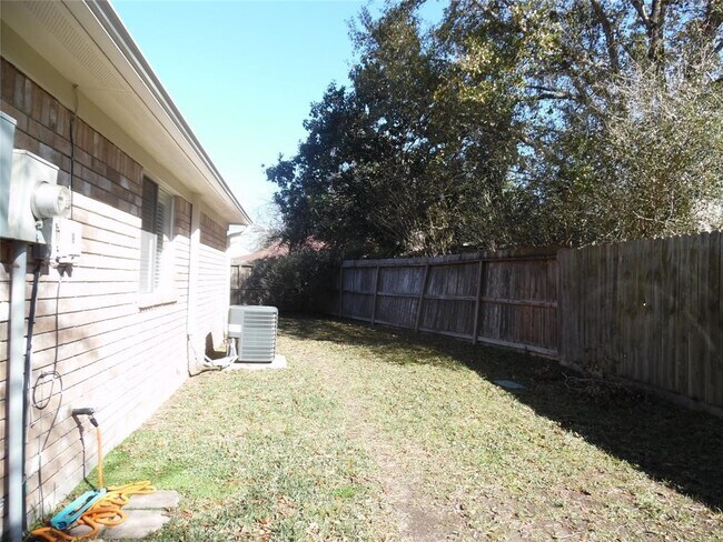 Building Photo - 21707 Country Park Ct