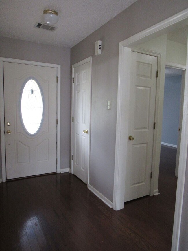 Building Photo - contact Peggy 501 676 1758
