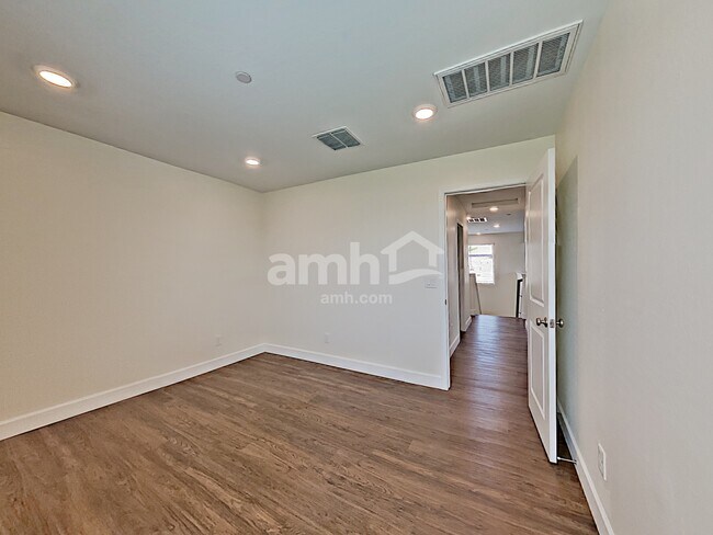 Building Photo - 12502 N 60th Ave