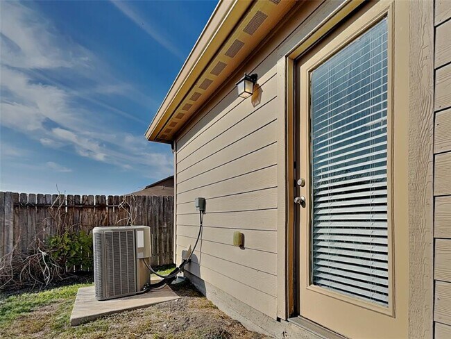 Building Photo - 1525 Treeta Trail