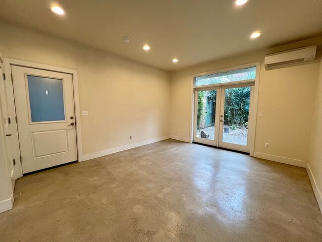 Building Photo - Spacious Two-Story 1 Bedroom, 1 Bathroom U...