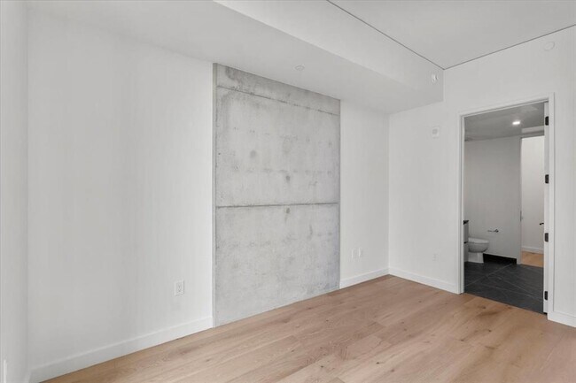 Building Photo - 610 Davis St