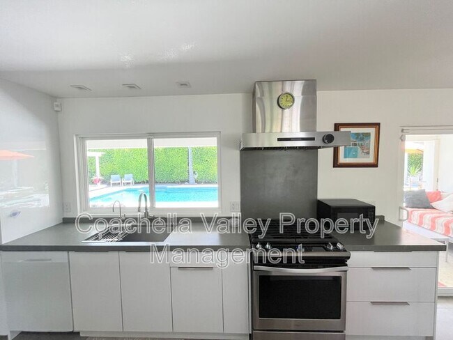 Building Photo - 2885 E Venetia Rd