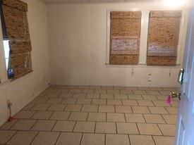 Building Photo - 704 E Thomas St