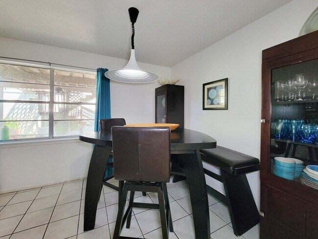 Building Photo - Two bedrooms two 1/2 bath townhome on Galv...