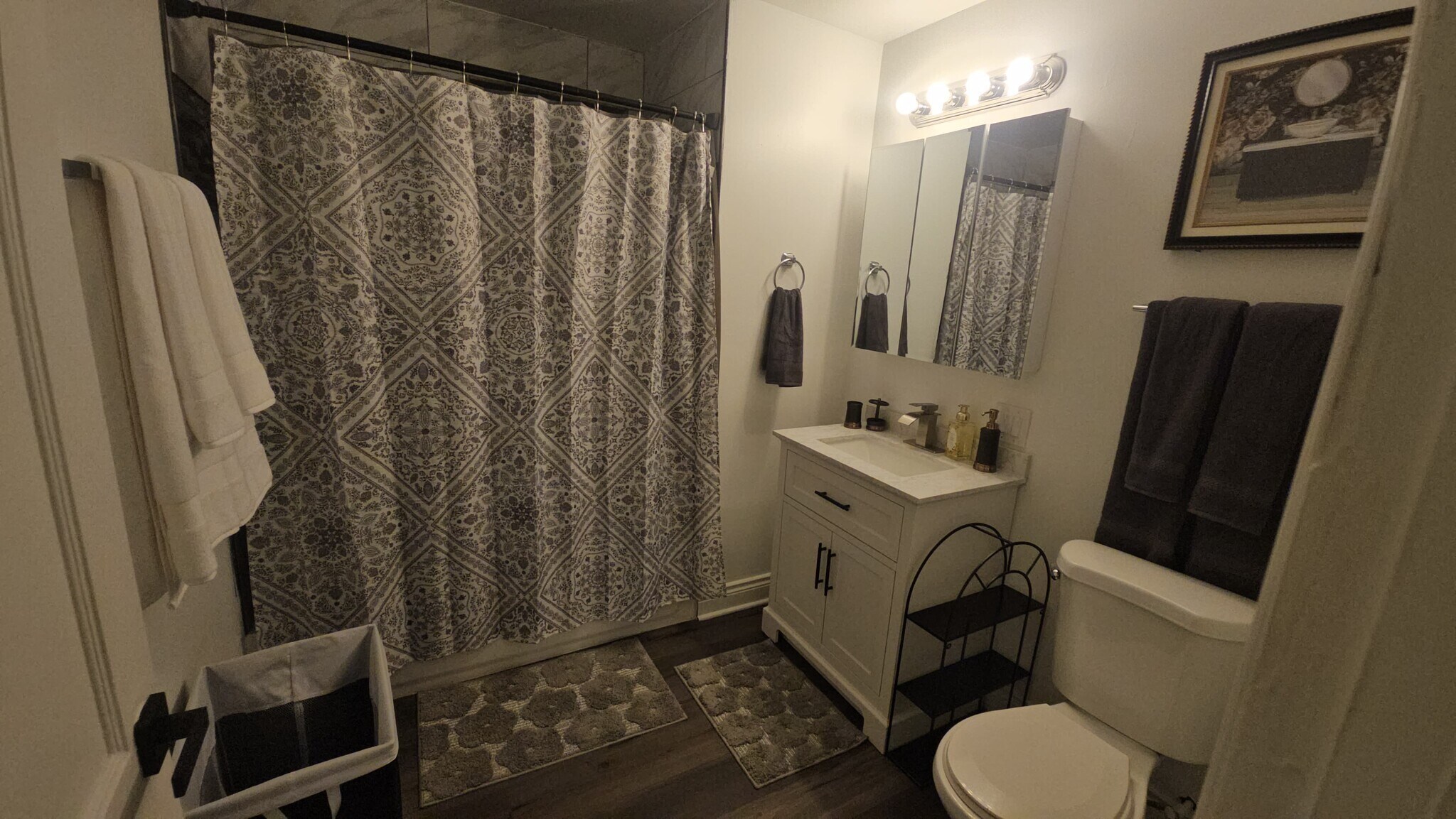 Main Level Spacious Bathroom - 7914 S Ridgeland Ave