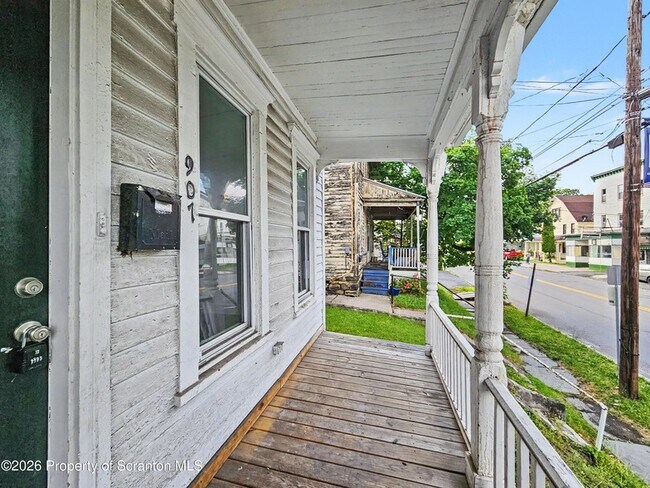 Building Photo - 907 Green Ridge St
