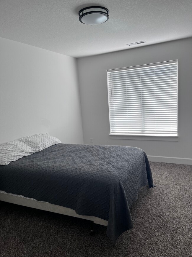 Building Photo - 990 NE Samson St